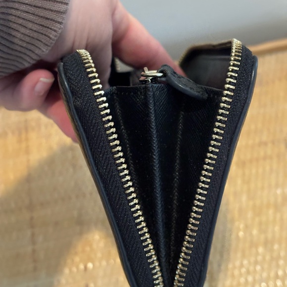 DKNY Black Leather large Wallet in like new condition! - Picture 9 of 13